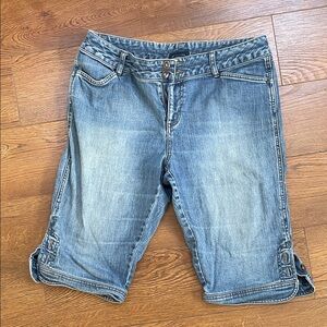 Sonoma Women's Light Blue Denim Button Capris